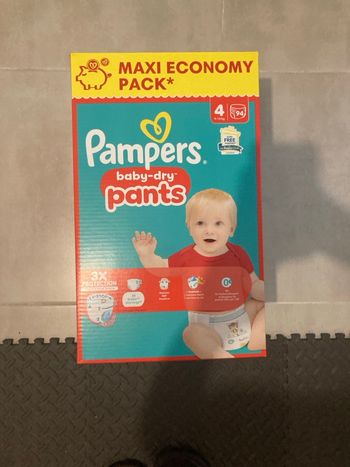Un carton T4 pants