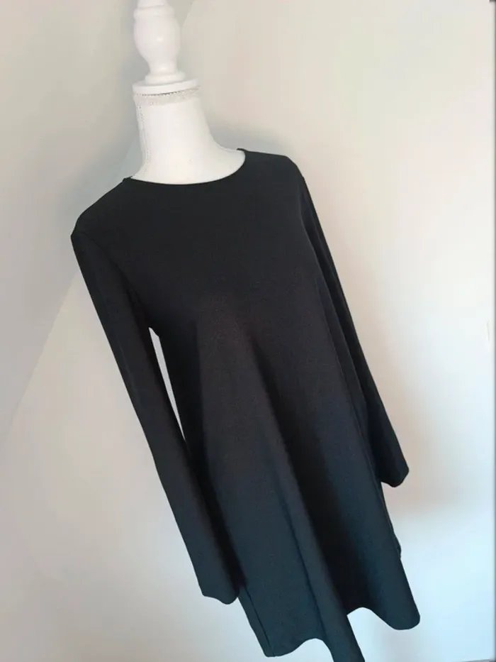Robe noire basique manches longues Mango – Taille S – fluide et élégante - photo numéro 2