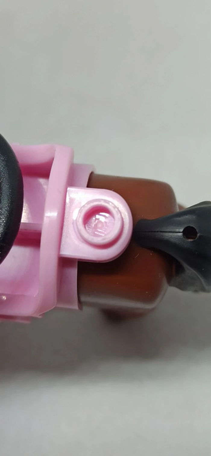 Femme cavalière avec cheval marron foncé et selle rose lego - photo numéro 10