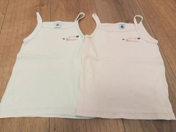 2 débardeurs Petit Bateau en 5ans