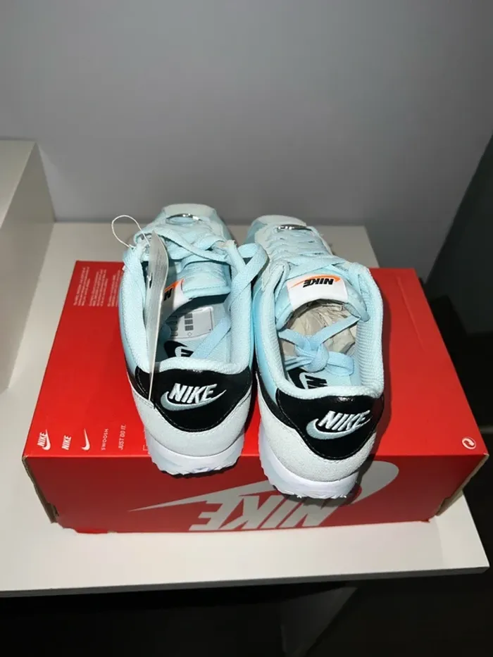 Basket Nike taille 35.5 - photo numéro 3