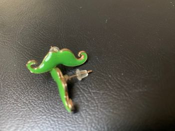 Boucles d'oreilles moustaches vertes Movember