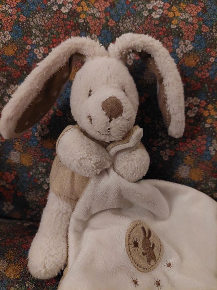Pommette - doudou lapin blanc avec son mouchoir - photo numéro 2
