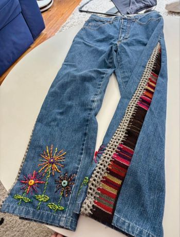 Jean upcycling customisé à la main avec de la broderie 