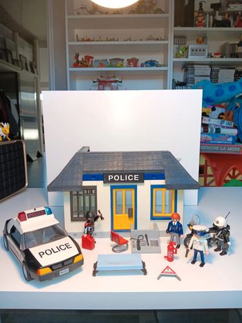 Lot figurines playmobil poste de police
