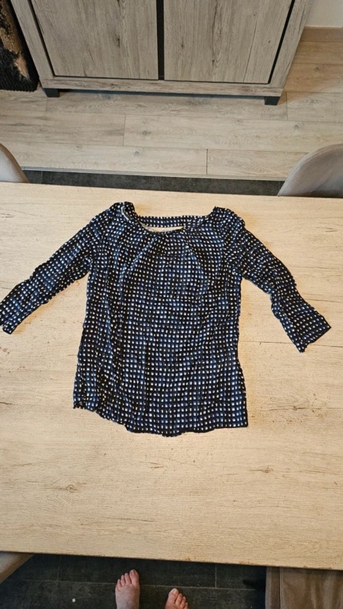 Blouse à manches 3/4 noire avec dessin bleus et blancs, Camaïeu, 40, peu mise - photo numéro 2