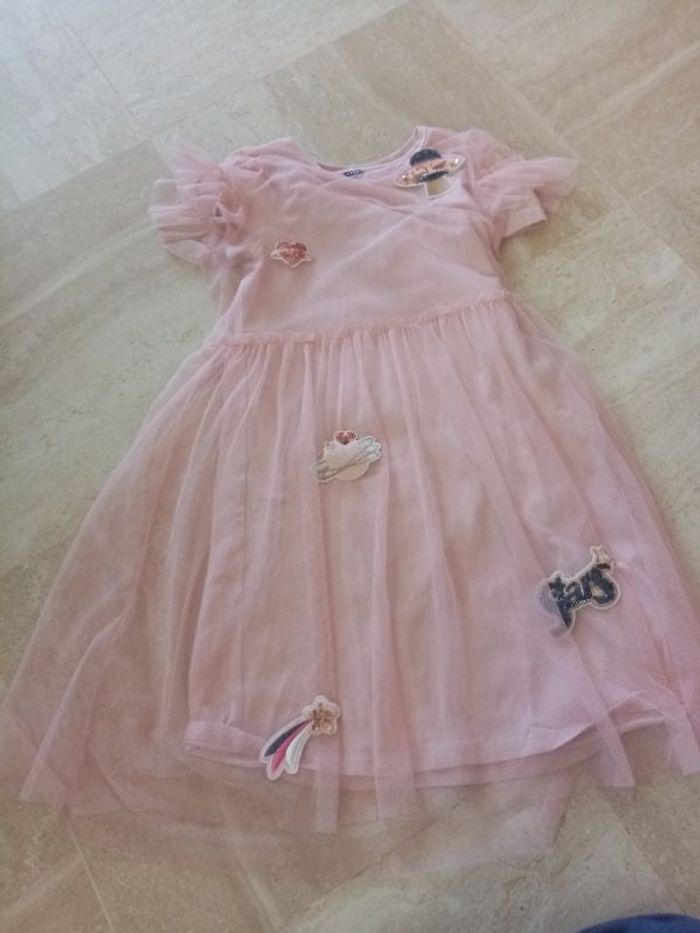 Robe à tulle et motifs à sequins