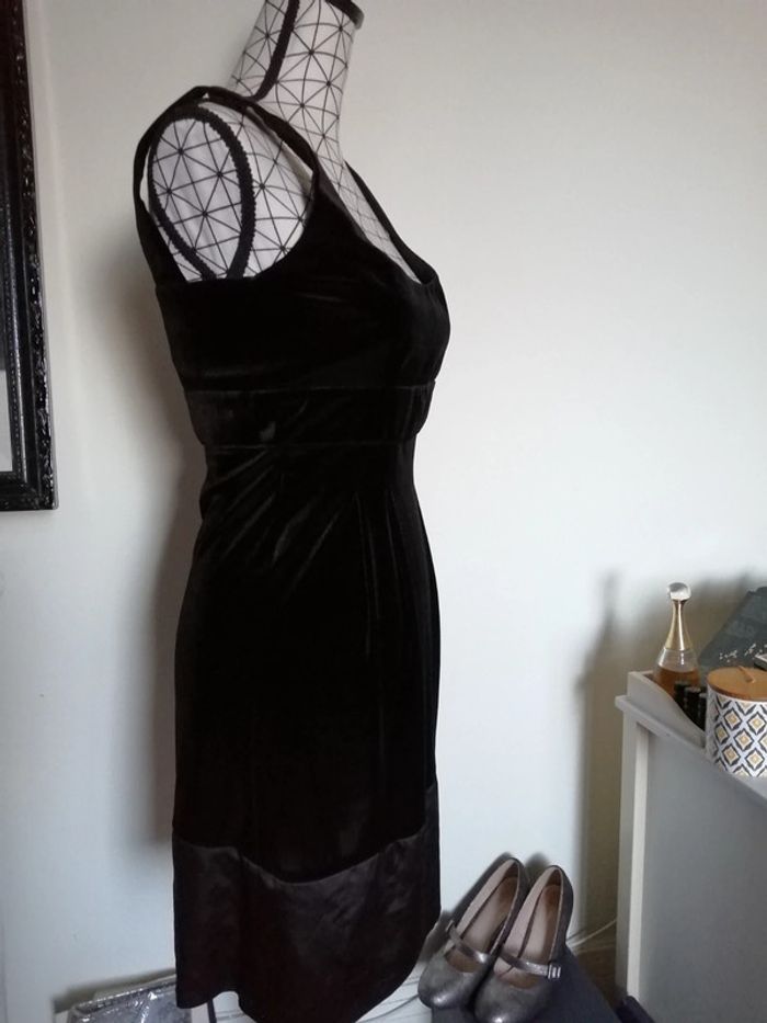 Petite robe noire. Effet velours et satin - photo numéro 3