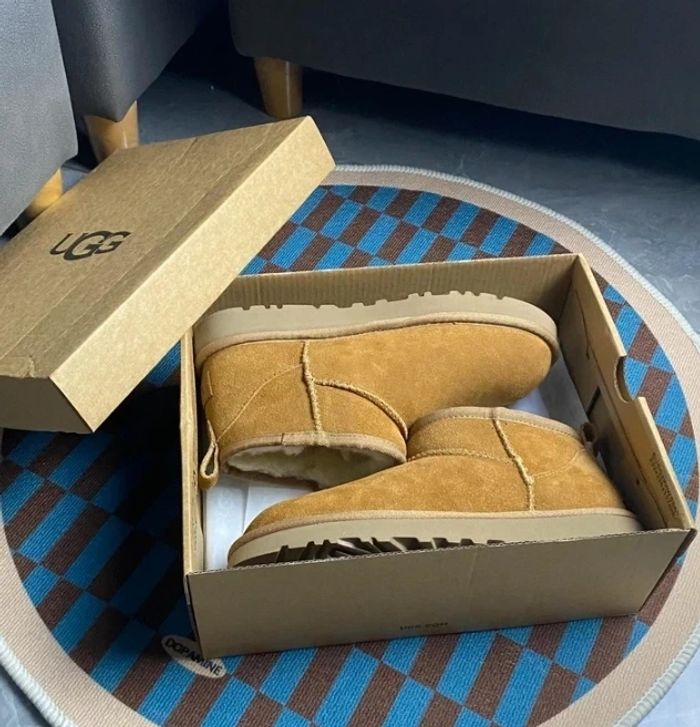 Ugg mini Snow boots  Taille 39 - photo numéro 5