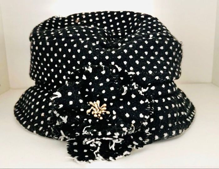 Chapeau bleu marine a poids blanc