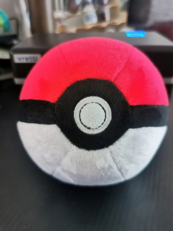 Peluche Poké Ball – L’iconique balle Pokémon en version ultra douce !