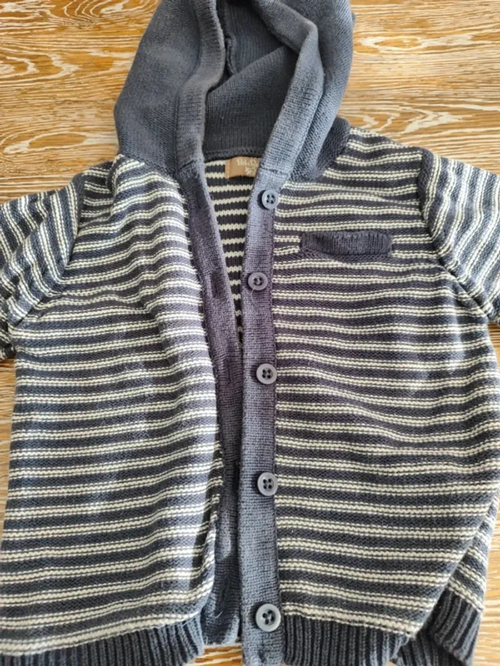 🍁 gilet boutonné avec capuche 9 mois 🍁 - photo numéro 3