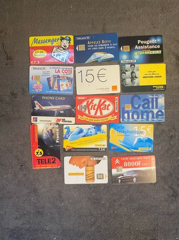 Une collection de cartes téléphoniques anciennes