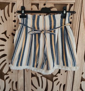 Short à rayures nouette à l'avant T M Bershka