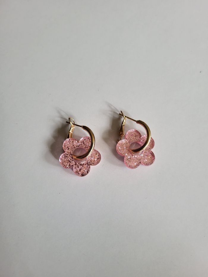 Boucles d'oreilles fleurs roses pailettées - photo numéro 2