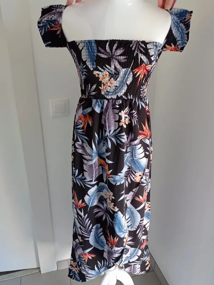 Robe noire longue imprimé fantaisie feuilles de couleurs épaules dénudées Vcode - photo numéro 2