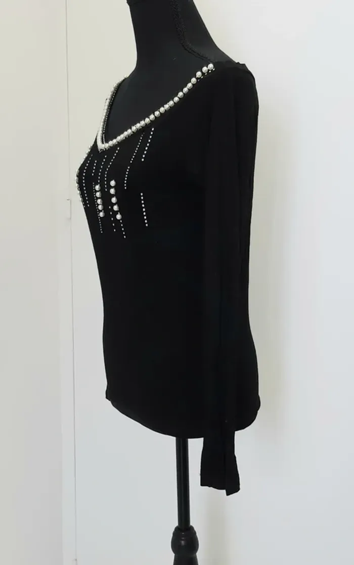 Très joli haut manches longues LC&G avec strass et perles nacrées - photo numéro 2