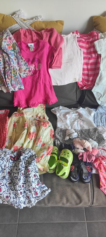 Vends  30 vêtements été enfant 18 mois.