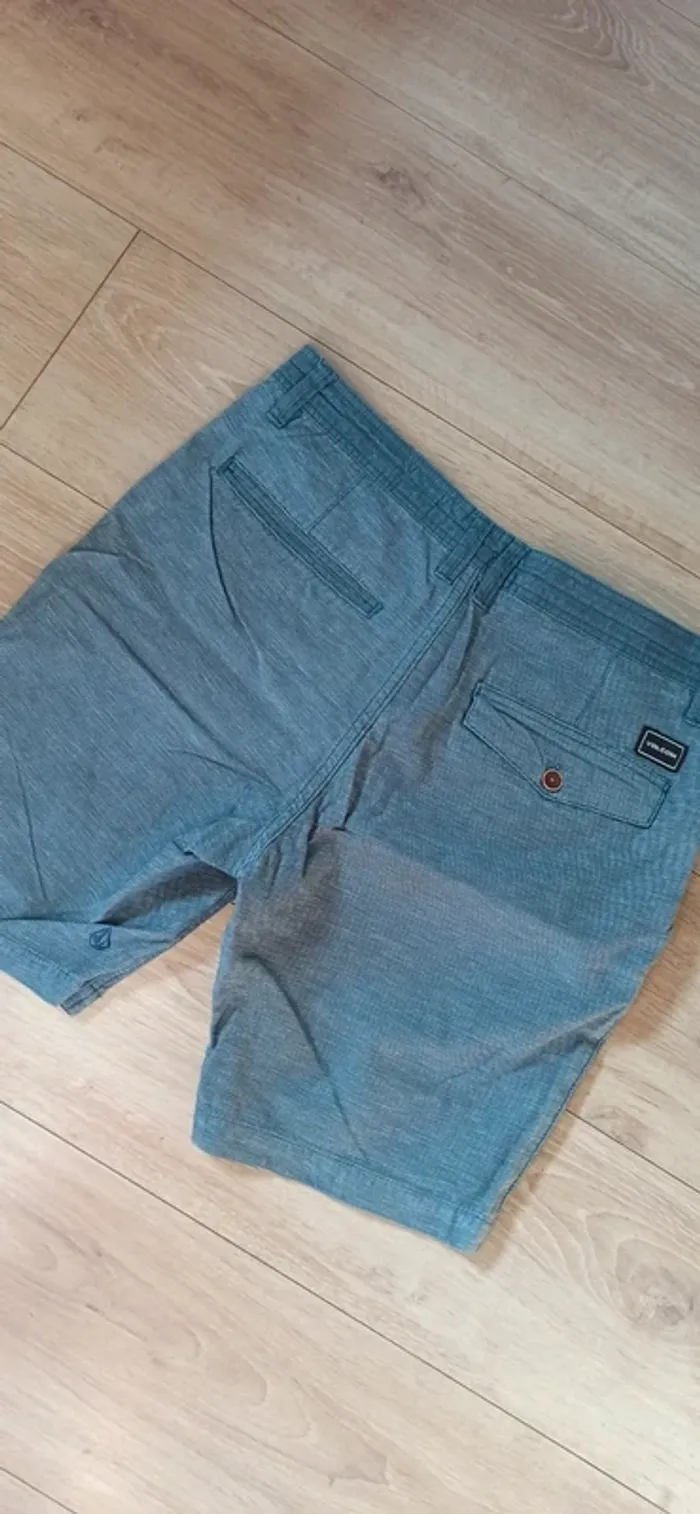 Short volcom taille 31 - photo numéro 5