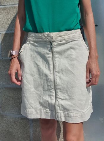 Très belle jupe taille 40 en très bon état neuf avec étiquette 🏷