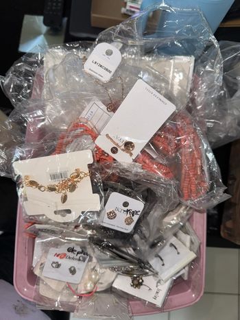 Lot 125 pièces de bijoux fantaisie 