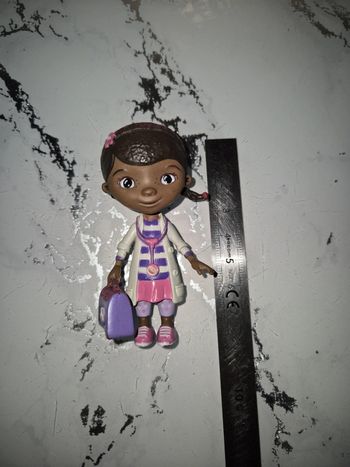 figurine docteur la peluche