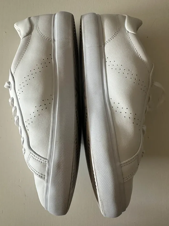 Paire de baskets blanches Lacoste - photo numéro 4