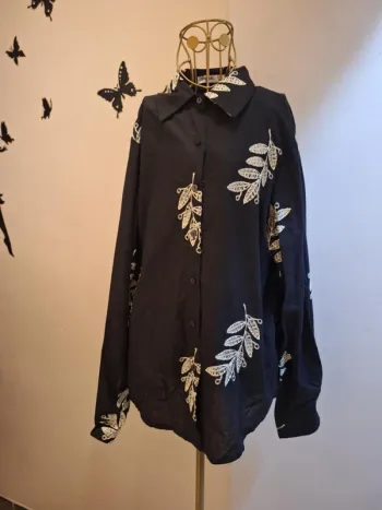 Chemise noire brodée