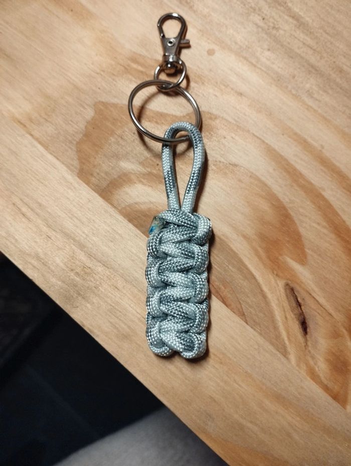 Porte clés en paracorde fait main gris