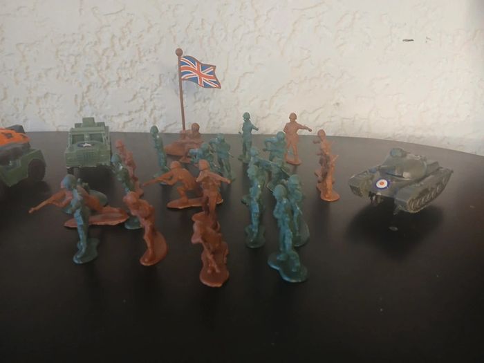 Lot véhicules et petits soldats - photo numéro 4