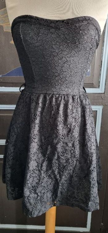 Robe noir avec broderie taille 34 jupon intégré