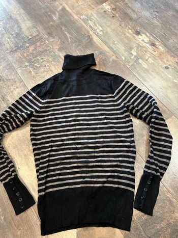 Pull col roulé rayé boutons manches