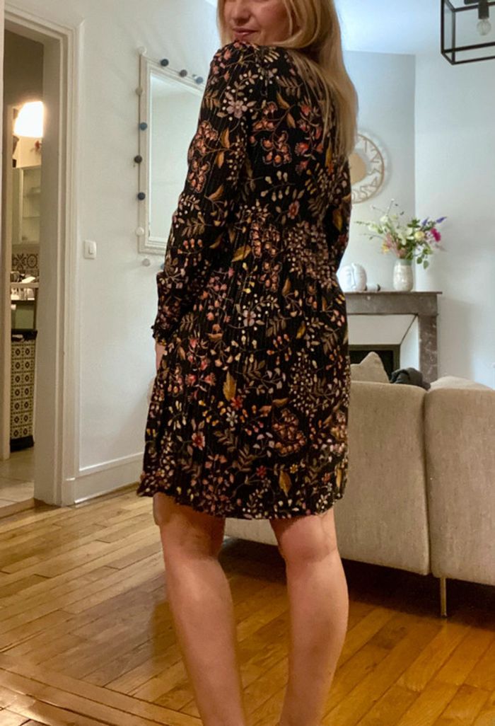 Jolie petite robe Naf Naf 34 💛 - photo numéro 3