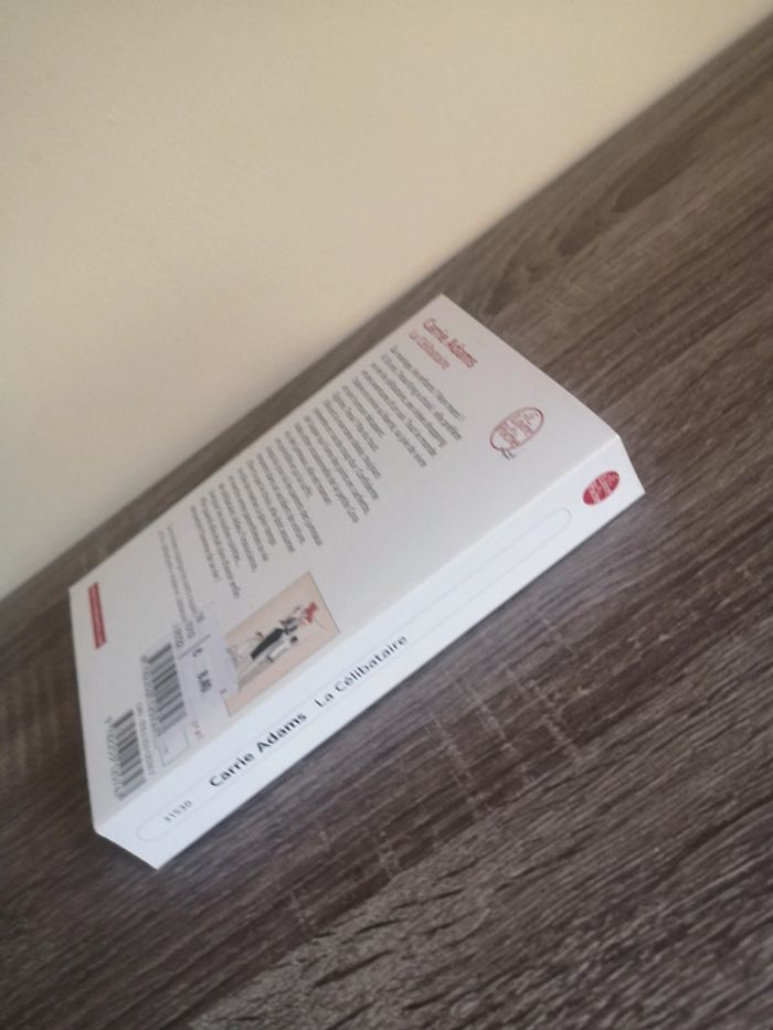 Livre fiction humour La célibataire de Carrie Adams - photo numéro 3