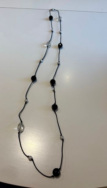 Collier long perlé noir et transparent