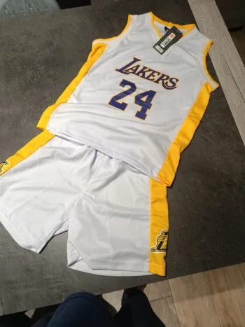 Tenue NBA Los Angeles Lakers Kobe Bryant blanc. T.24