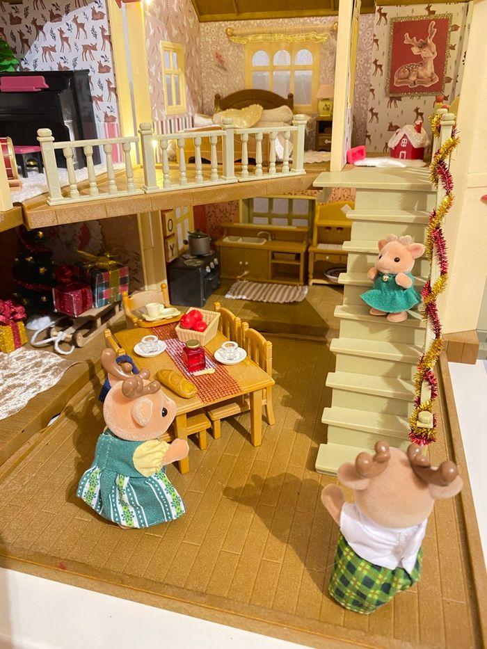 Grande maison Sylvanian éclairée , famille rennes Noël - photo numéro 2