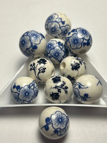 A563, 10 grosses perles en porcelaine de 15mm Motifs floraux bleus ou noirs