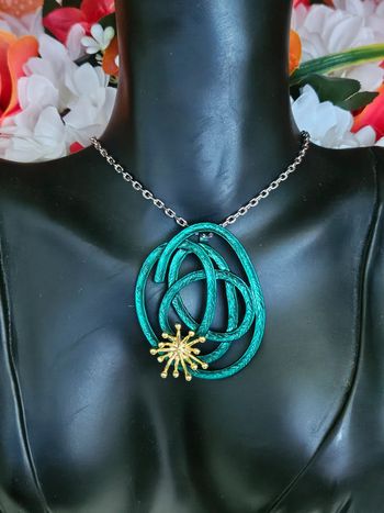 Collier avec son pendentif vert en spirale, acier inoxydable, ikita