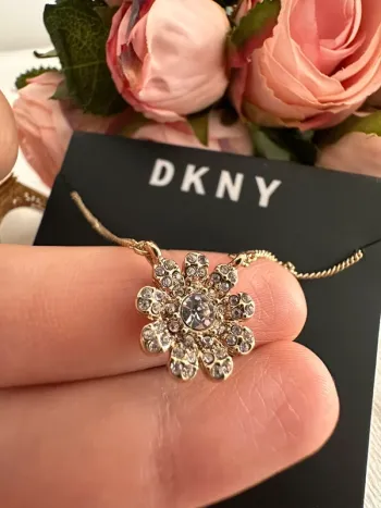 🌸 Collier fleur DKNY doré – Authentique & raffiné 🌸