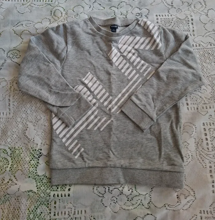 Sweat gris - confort et style, Kiabi, en très bon état, taille 6 ans
