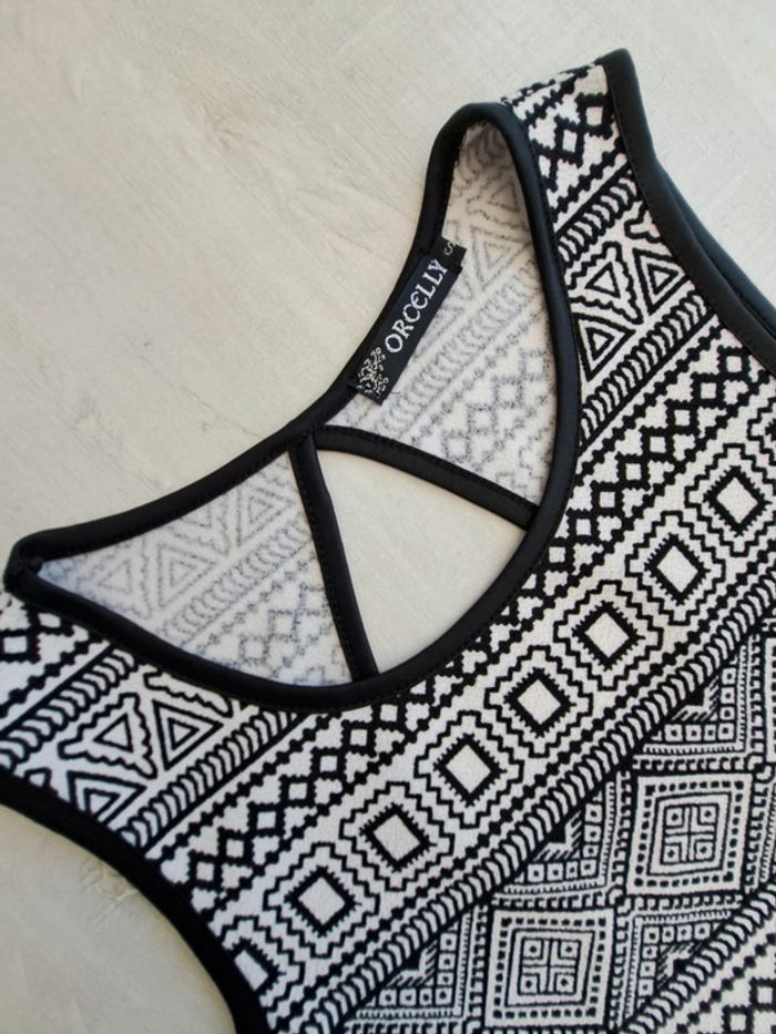 Robe Orcelly - taille S - moulante - motif azteque noir blanc - col rond - ouverture dos - photo numéro 3