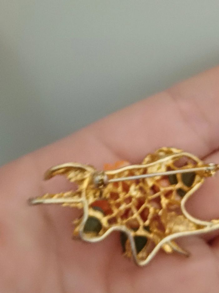 Broche vintage fleurs de corail et feuilles jad - photo numéro 3