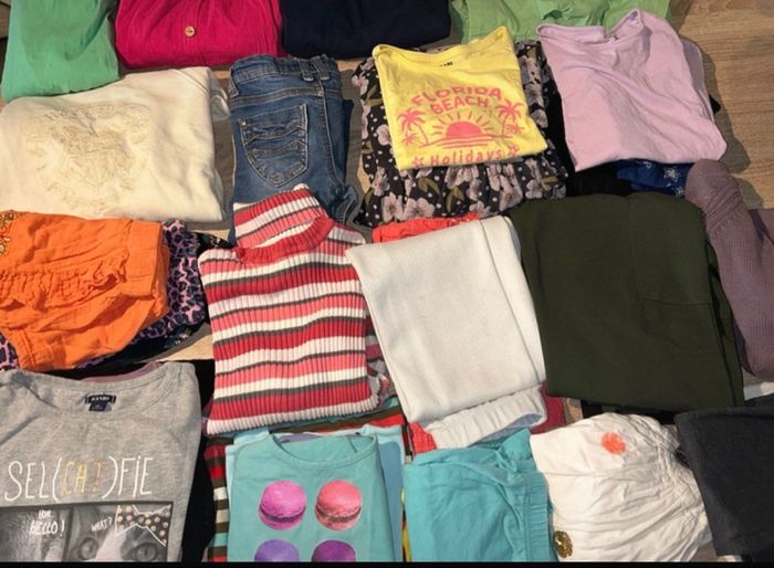 Je vous propose un lot de 48 vêtements fille - photo numéro 3