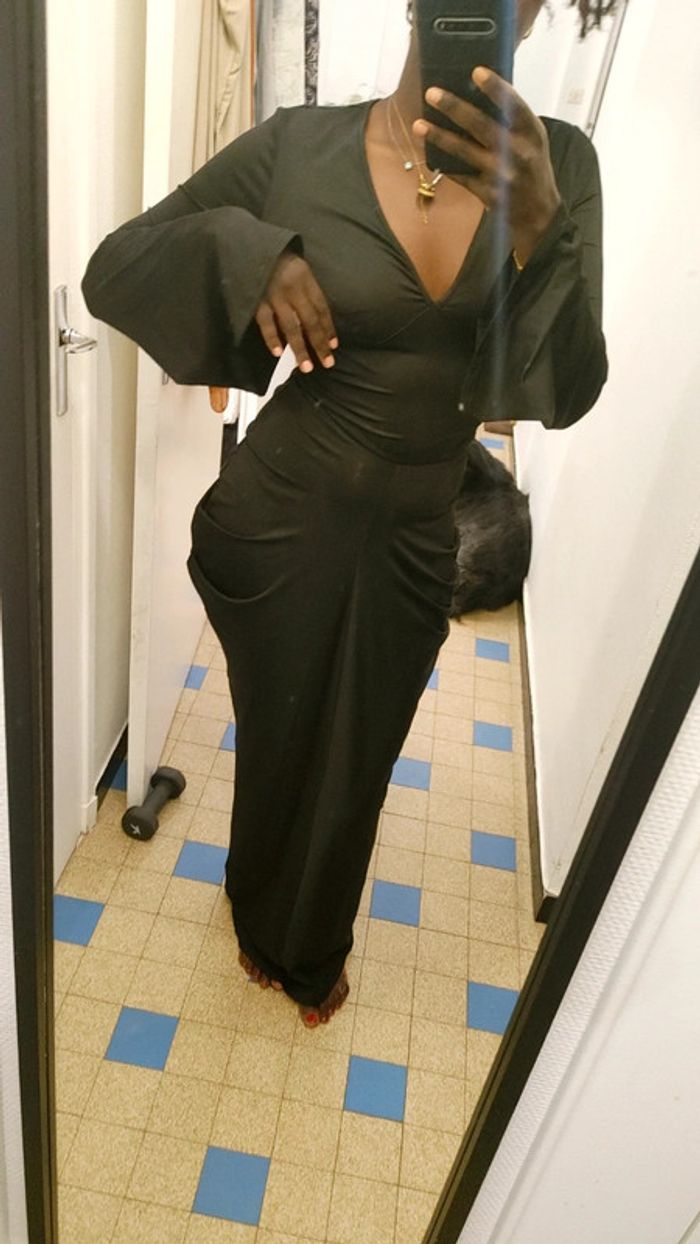 Robe longue noire coupe sirène décolleté découpe original