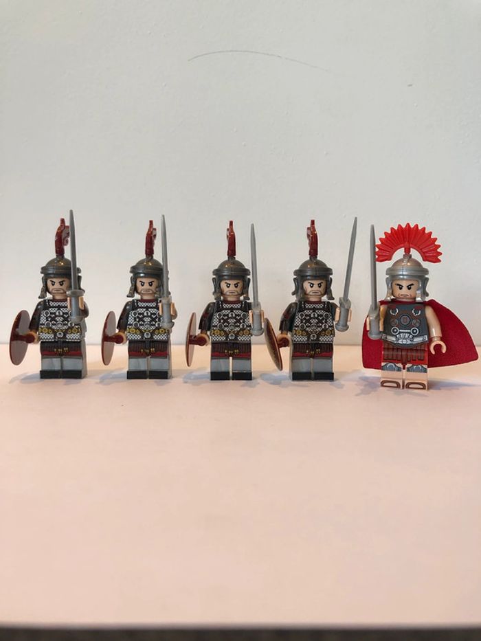 Figurine type lego Centurion et 4 soldats romains