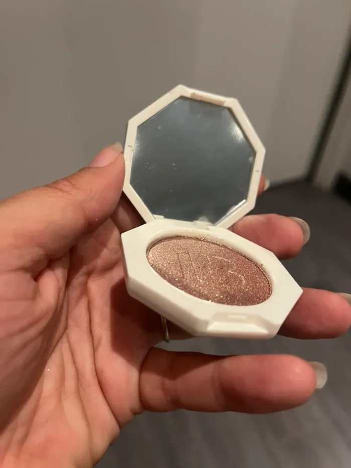 Fard à paupière  Highlighter Fenty beauty Killawatt foil sand castle Neuf - photo numéro 2