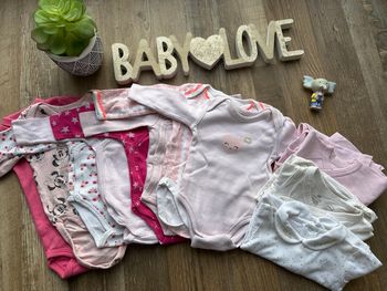 - 8 bodys ML toutes marques  - 1 mois - Très bon état + 3 offert car tache