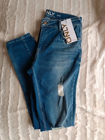 Jeans troué ONLY jeans effiloché - neuf sans étiquette - 29x36 (taille L)