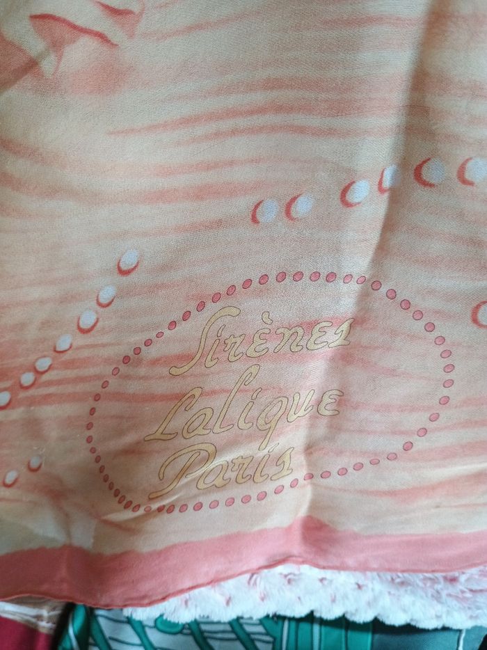 Magnifique foulard en crotte de soie Lalique - photo numéro 4